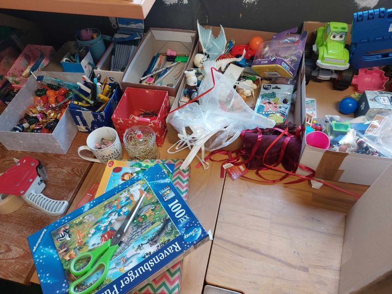 Un almacén de regalos: en el centro de recogida de Hesse se preparan las donaciones para el transporte. Un almacén de regalos: en el centro de recogida de Hesse se preparan las donaciones para el transporte.