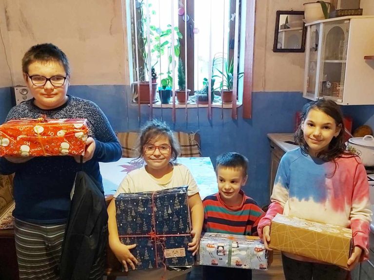 Aquí llegan las donaciones: Niños en Rumanía.