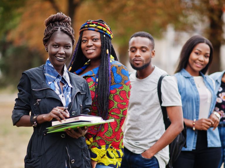 A vivo international também treina trabalhadores qualificados em Uganda. A vivo international também treina trabalhadores qualificados em Uganda.