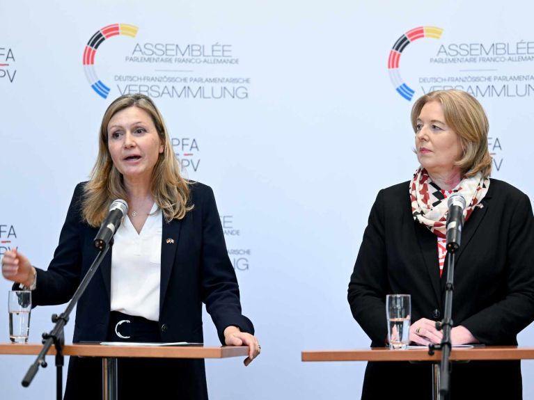 Las presidentas Yaël Braun-Pivet (izq.) y Bärbel Bas 