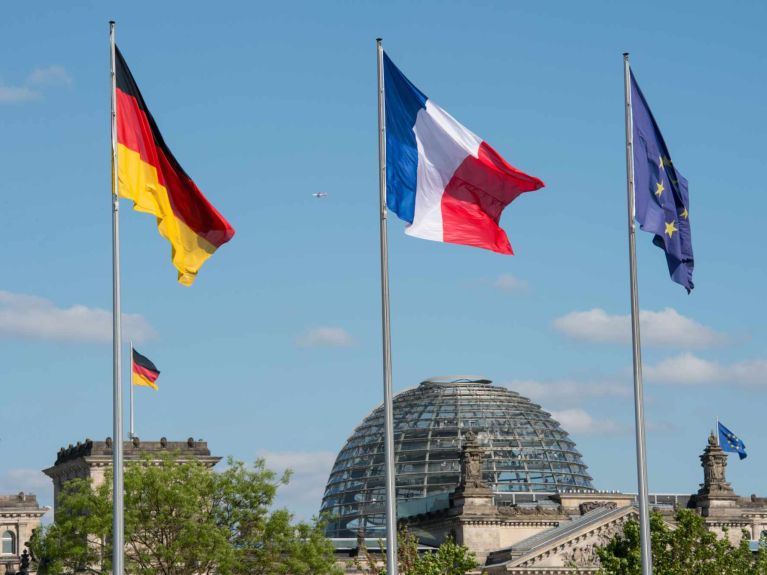 As bandeiras da Alemanha e da França diante do prédio do Reichstag 