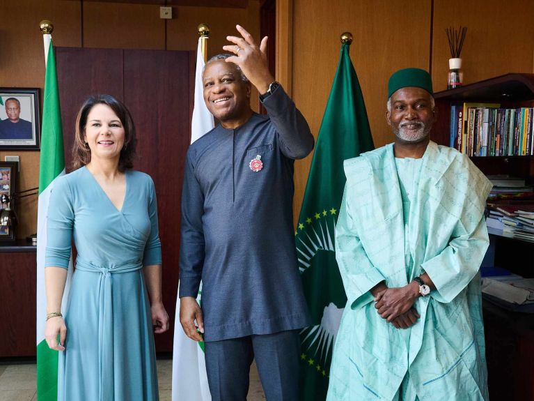 la ministre fédérale allemande des Affaires étrangères Annalena Baerbock lors de la restitution des bronzes du Bénin