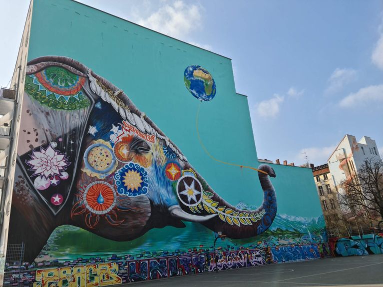 Слон с воздушным шаром в виде Земли — художник Jadore Tong