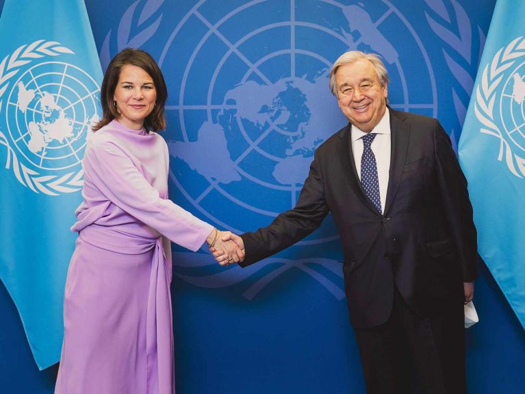 A ministra das Relações Exteriores, Annalena Baerbock, e o secretário-geral da ONU, António Guterres  
