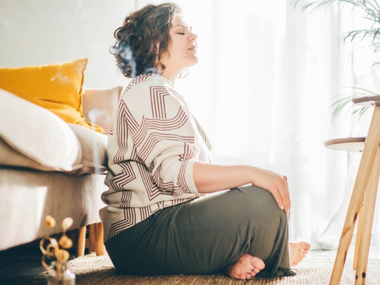 En Allemagne, de plus en plus de personnes pratiquent la méditation. En Allemagne, de plus en plus de personnes pratiquent la méditation.