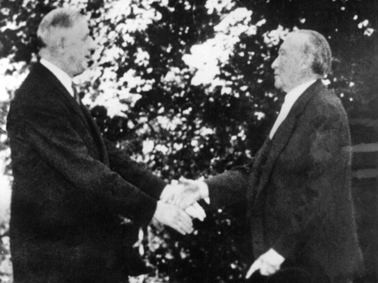 1958: Der französische Präsident Charles de Gaulle empfängt Bundeskanzler Konrad Adenauer auf seinem Landwohnsitz in Colombey-les-Deux-Églises. 