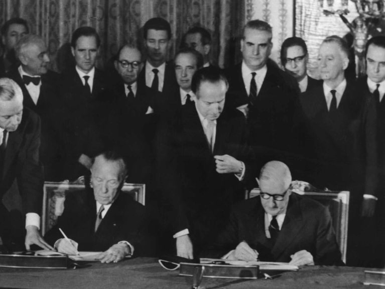 1963 : Adenauer et de Gaulle signent le traité d’amitié franco-allemand au palais de l’Elysée, intitulé le Traité de l’Élysée. 