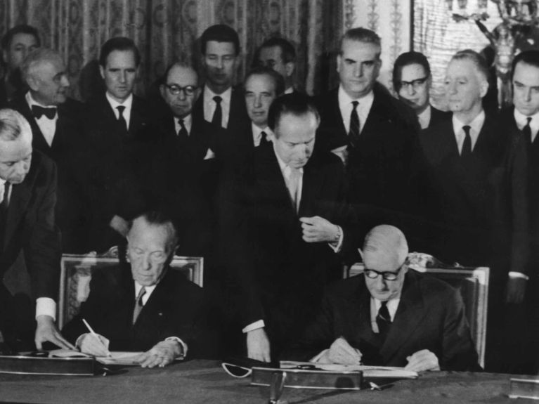 1963: En el Palacio del Elíseo, en París, Adenauer y De Gaulle firman el Tratado de Amistad Germano-Francesa, el Tratado del Elíseo. 