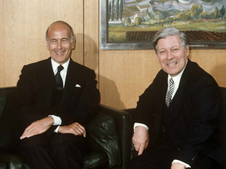1974: The two friends Helmut Schmidt and Valéry Giscard d’Estaing are elected and deepen Franco-German cooperation. 
