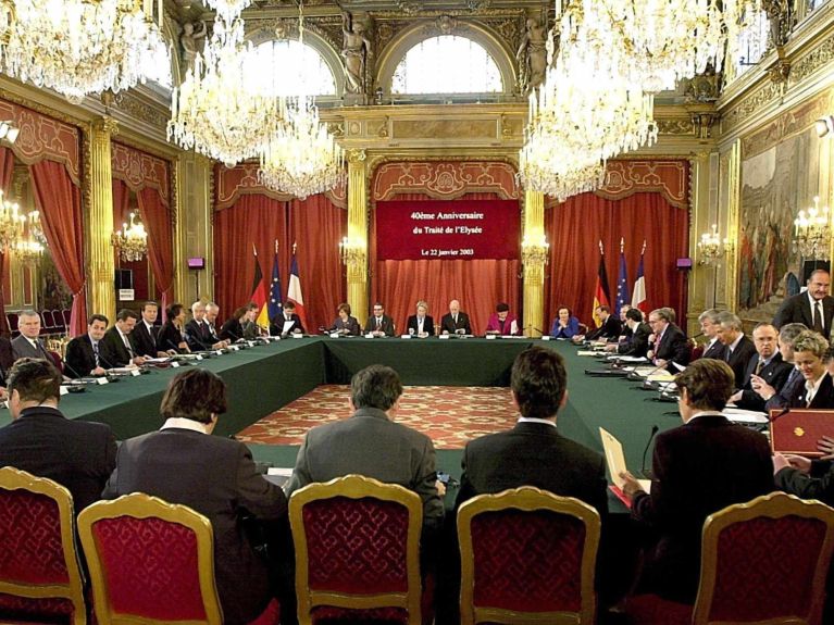 2003 : Lors du 40e anniversaire de la signature du Traité de l’Élysée, le 22 janvier est déclaré Journée franco-allemande. 