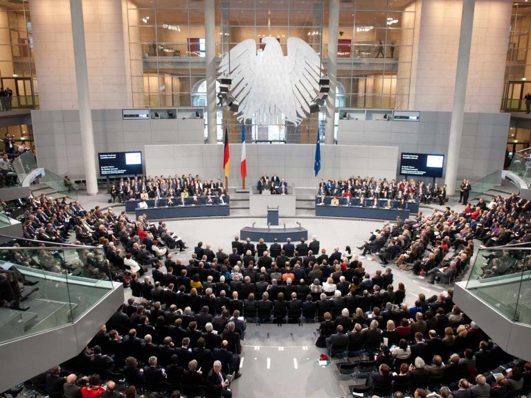 2013: Con motivo del 50 aniversario del Tratado del Elíseo, ambos países celebran una sesión conjunta del Bundestag y la Asamblea Nacional en Berlín. 