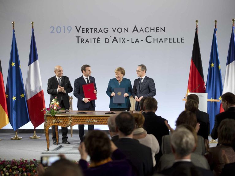 2019 : Signature du Traité d’Aix-La-Chapelle qui étend le Traité de l’Elysée et prévoit, entre autres, une étroite concertation dans la politique européenne. La séance constituante de l’Assemblée parlementaire franco-allemande se déroule le 25 mars 2019 à Paris. 