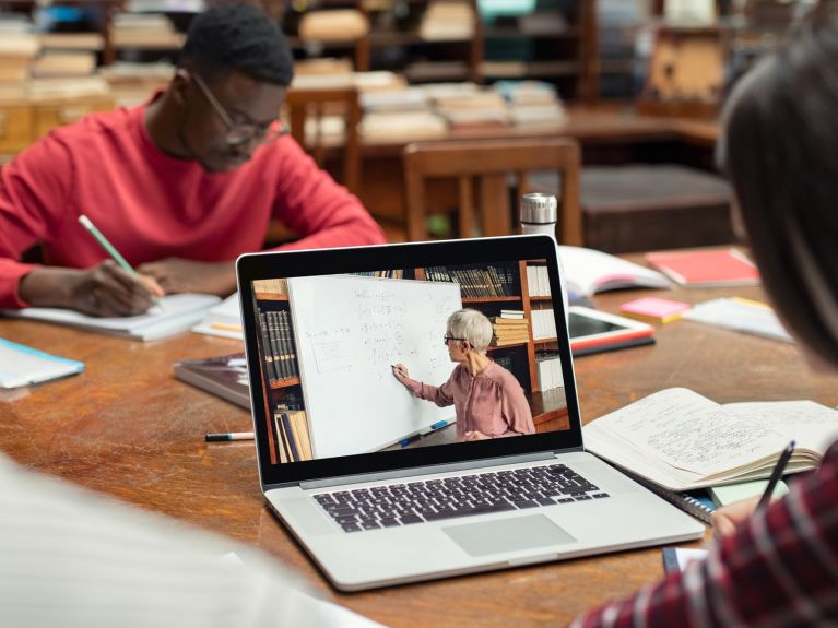 Estudantes de todo o mundo podem aprender on-line nas universidades alemãs. 