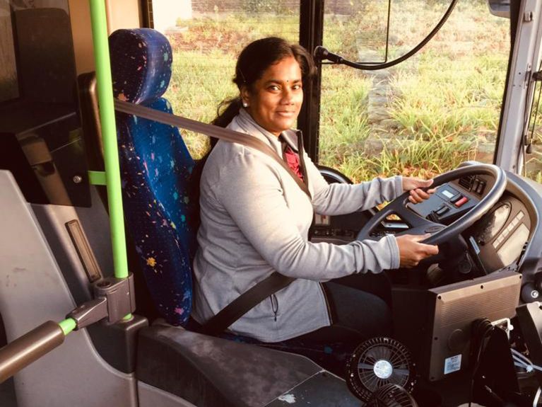 还有一项考试，她就将成为巴士司机：Kiruba Venthakon