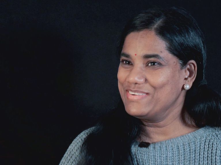 Avec son sourire éclatant, Kiruba Venthakon donne du courage aux autres mères.