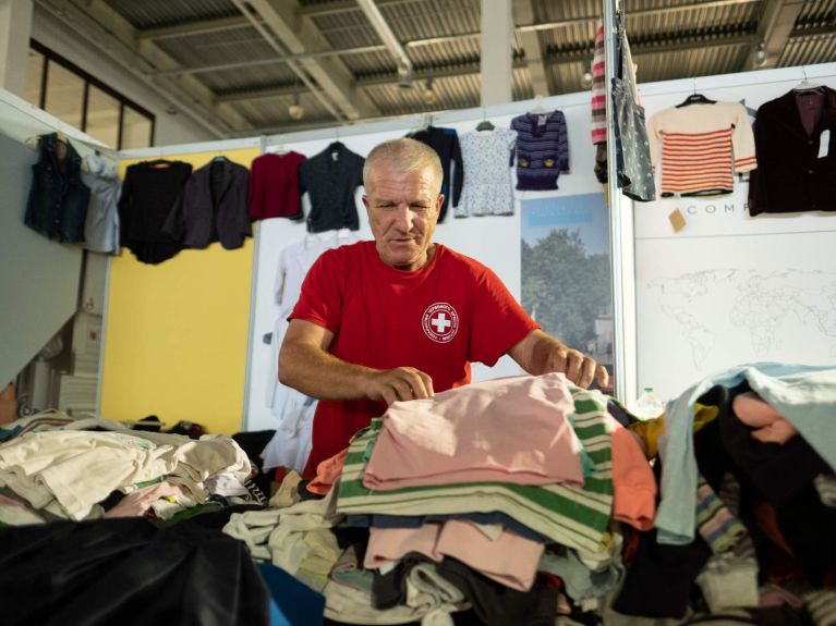 Wiele osób angażuje się w pomoc na zasadzie wolontariatu.