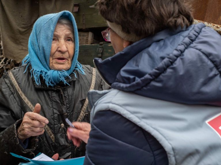 В ситуации продолжающихся конфликтов пожилые люди нуждаются в особой помощи. 