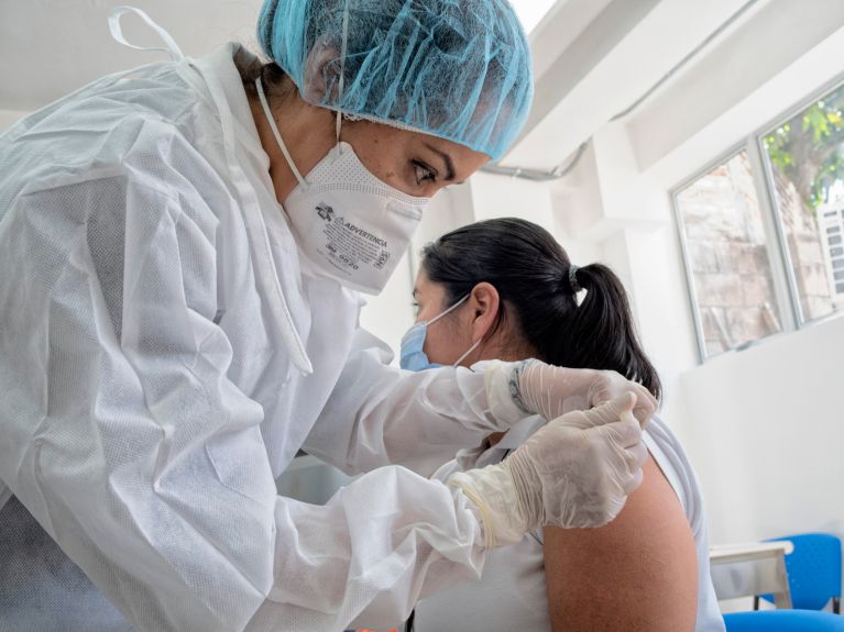 Deutschland engagiert sich etwa bei der Impf-Initiative COVAX. Deutschland engagiert sich etwa bei der Impf-Initiative COVAX.