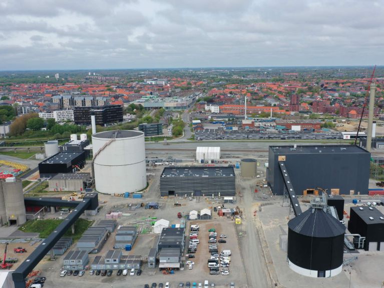 Unscheinbarer schwarzer Kasten: Die Wärmepumpe arbeitet in dem kleineren Gebäude in der Bildmitte. 