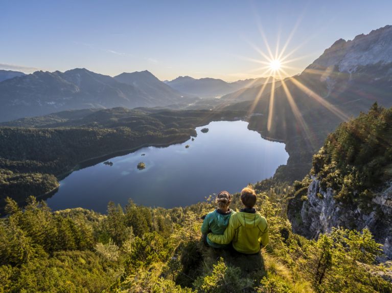 Malerische Kulisse: Der kristallklare Eibsee in Bayern ist in eine imposante Alpenlandschaft eingebettet. Er liegt direkt unterhalb der Zugspitze, dem größten deutschen Berg.  