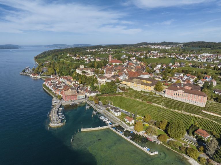     Meersburg nad Jeziorem Bodeńskim: największe niemieckie jezioro rozciąga się aż na trzy kraje – oprócz Niemiec Jezioro Bodeńskie obejmuje Austrię i Szwajcarię. Oprócz Meersburga nad brzegiem Jeziora Bodeńskiego położonych jest wiele innych malowniczych niemieckich miast, takich jak Konstancja, Lindau i Radolfzell.  