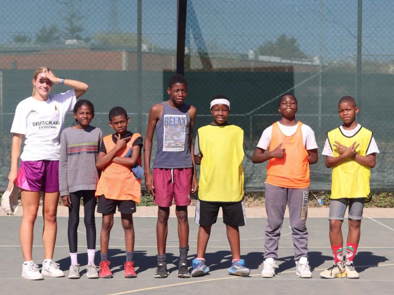 纳米比亚篮球艺术家学校的学生们 