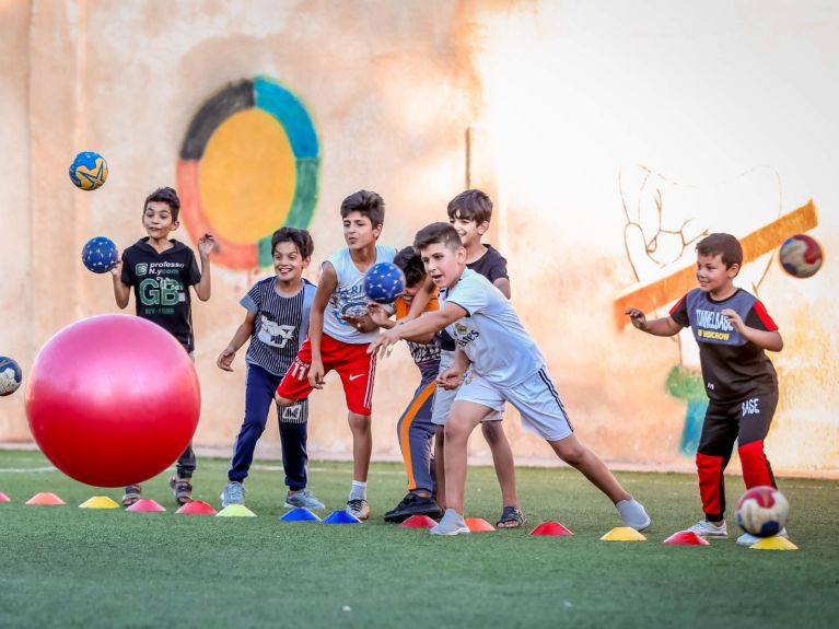 Jordanische Jugendliche beim Handballtraining 