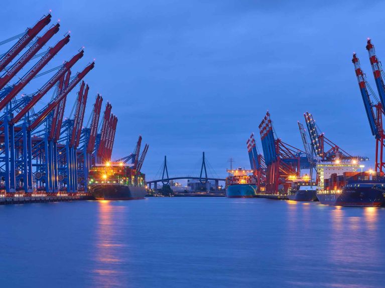 Actividad del terminal de contenedores Burchardkai en el puerto de Hamburgo