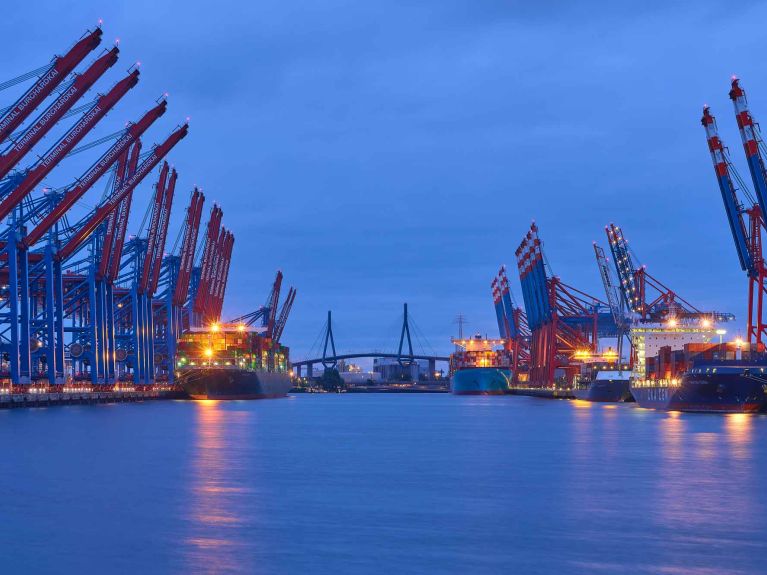 Réception de conteneurs : le Burchardkai dans le port de Hambourg