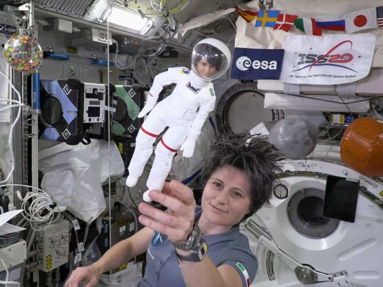 „Astrosamantha“ mit der Astronauten-Barbie „Samantha“ 