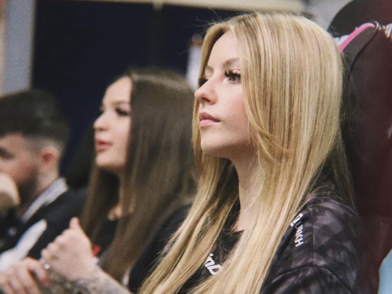 FabienneXIII também é conhecida como “Rainha da FIFA”. 
