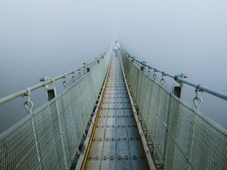 洪斯吕克山的盖尔莱悬索桥