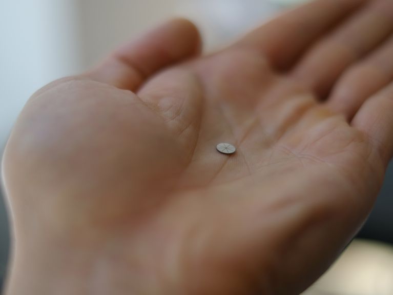 مباشرة على طبلة الأذن: عدسة السمع اللاصقة. مباشرة على طبلة الأذن: عدسة السمع اللاصقة.