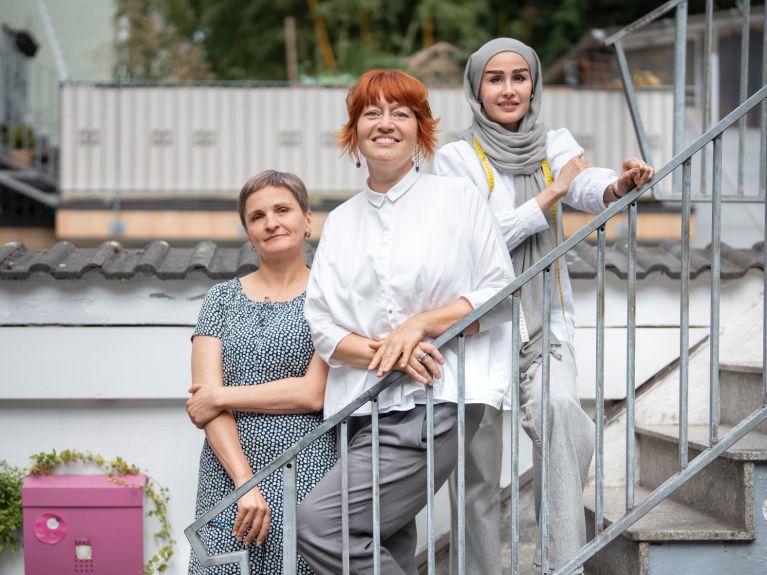 Managing Director Claudia Frick (centre) with dressmakers Tetiana Korenivska (l.) and Reyhane Heidari make a strong team 