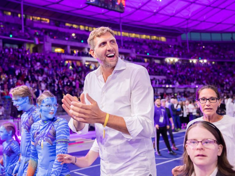 Звезда баскетбола Дирк Новицки сопровождал спортсменок и спортсменов во время шествия по стадиону. 