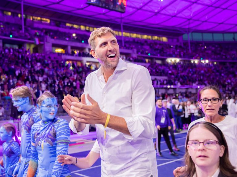 Dirk Nowitzki, gwiazda koszykówki, towarzyszył sportowcom podczas przemarszu. Dirk Nowitzki, gwiazda koszykówki, towarzyszył sportowcom podczas przemarszu.