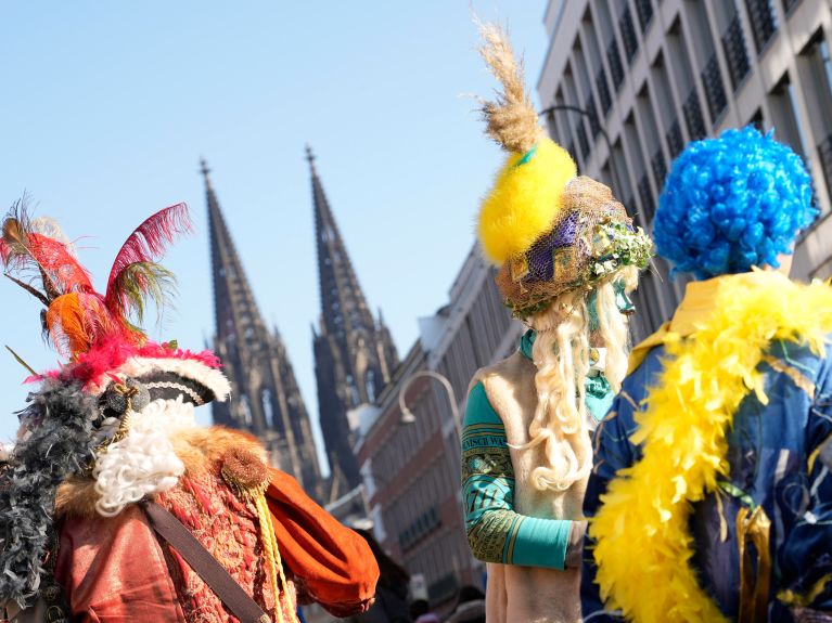 Cologne, c’est aussi cela : le carnaval et les protestations contre l’invasion de l’Ukraine vont de pair.