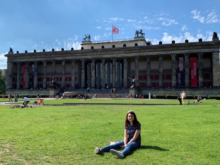 „Die Museumsinsel zaubert mir immer ein Lächeln ins Gesicht. Auf der großen Wiese mit Blick auf den Dom und das Alte Museum fühle ich mich frei.“