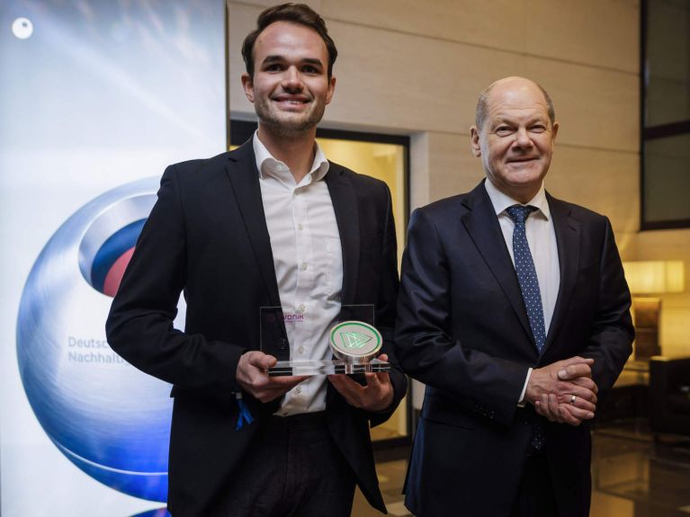 Federal Chancellor Olaf Scholz presents the Sustainability Prize. 