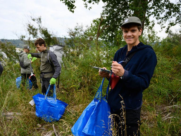 Luis Manewald, membre de l’association NAJU, ramasse des déchets sur l’île de Neßsand. 