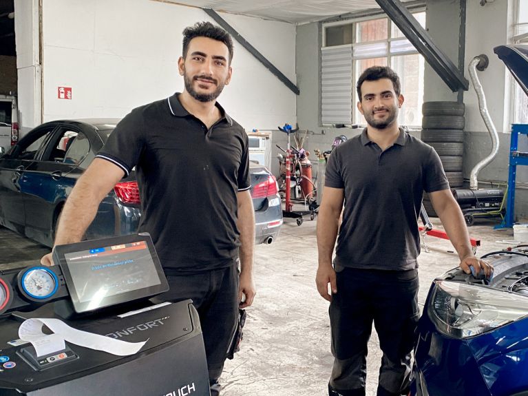 Imad Srywel (r.) and Mohamad Subhi Albdiwi enjoy being their own bosses in their workshop 