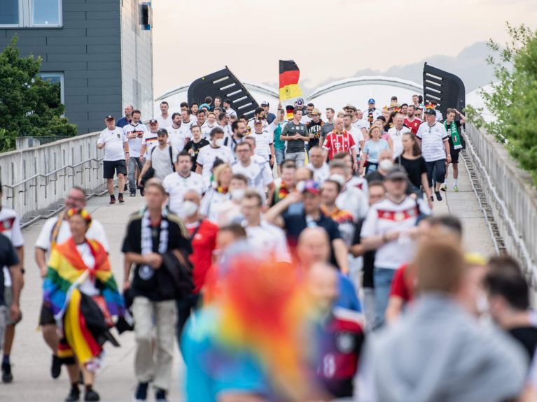 Fußballfans kommen mit der Bahn zum Spiel. 