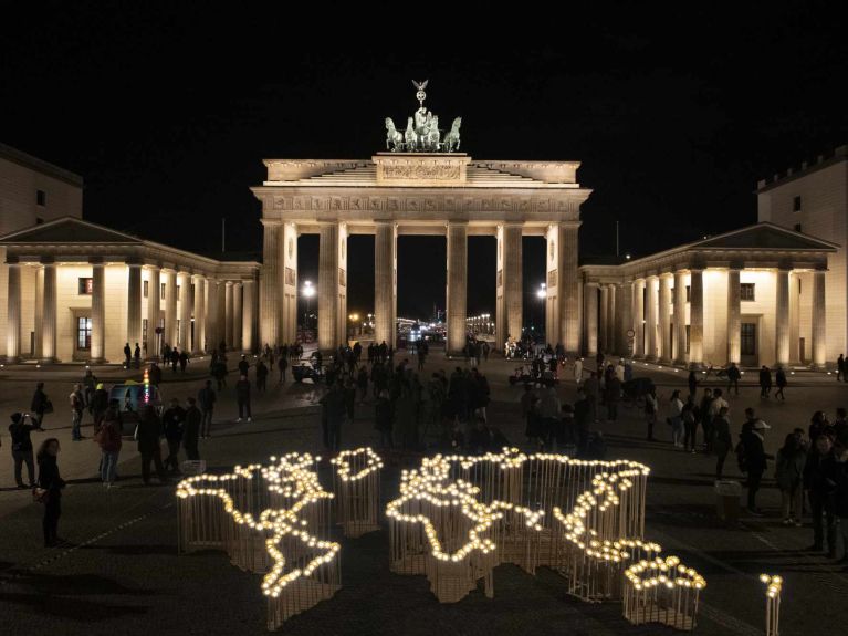 Evet Brandenburg Kapısı'nda da Earth Hour sırasında bir gösteri oluyor. 