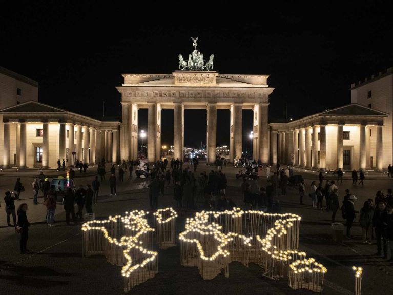 Une manifestation est également organisée à la porte de Brandebourg lors de chaque Earth Hour. 