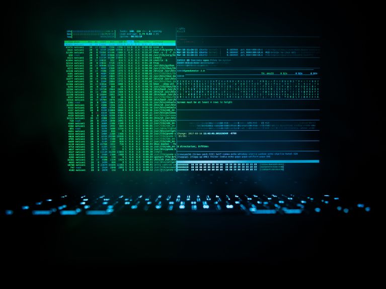 Suç oluşturan zararlı yazılımın bulaştığı bir laptop Suç oluşturan zararlı yazılımın bulaştığı bir laptop