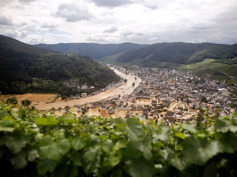 Der überflutete Ort Dernau nach der Katastrophennacht im Juli