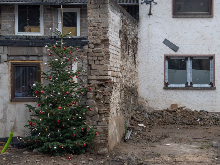 Uma árvore de Natal em uma casa danificada no vale do rio Ahr