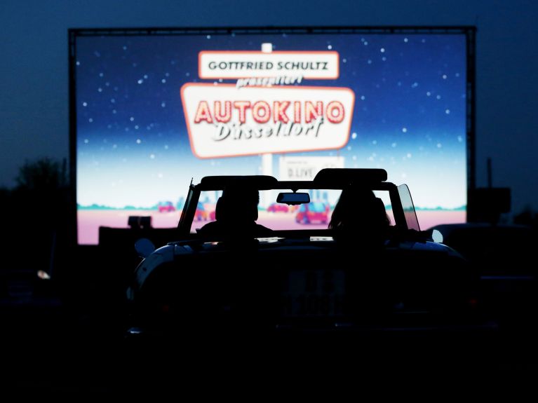 Pendant la pandémie de Covid-19 les cinémas en plein air drive-in connaissent un retour en force.