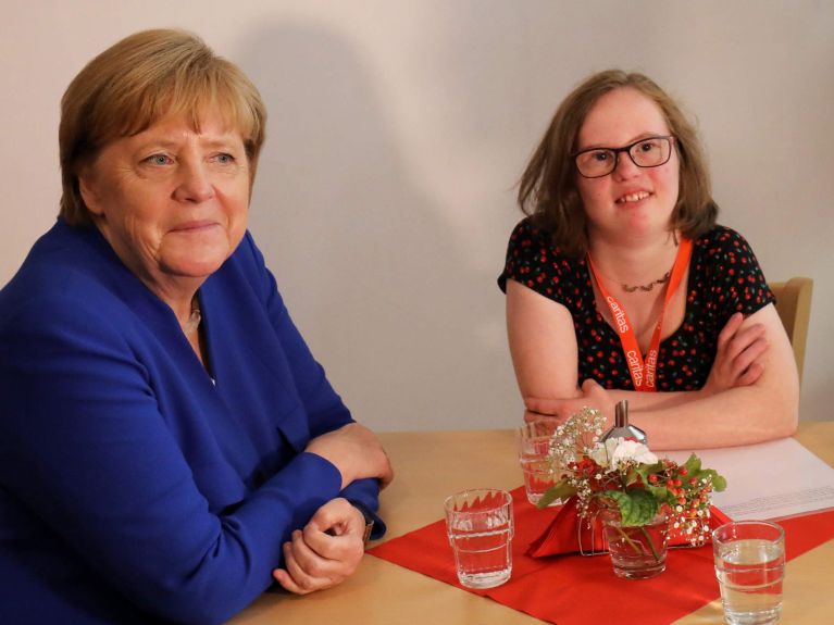Natalie Dedreux 2018 im Gespräch mit der damaligen Bundeskanzlerin Angela Merkel 