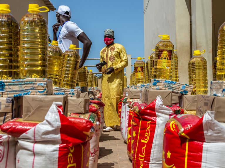 Entrega de meios alimentícios em Dakar no Senegal Entrega de meios alimentícios em Dakar no Senegal